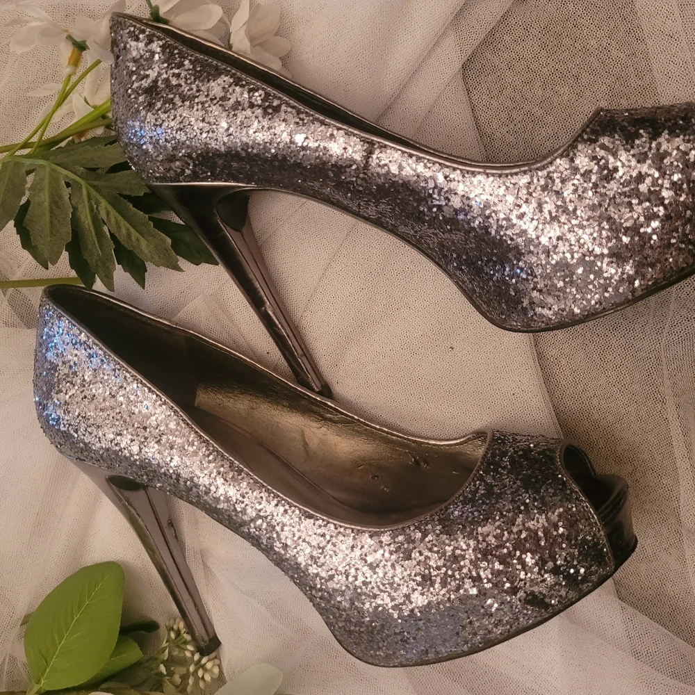4/$25  GUESS Silver Glitter Heels Used - Picture 8 of 14